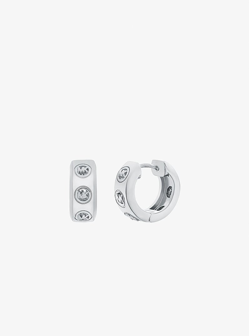 Boucles d&rsquo;oreilles Huggie &agrave; logo in ARGENT | Michael Kors