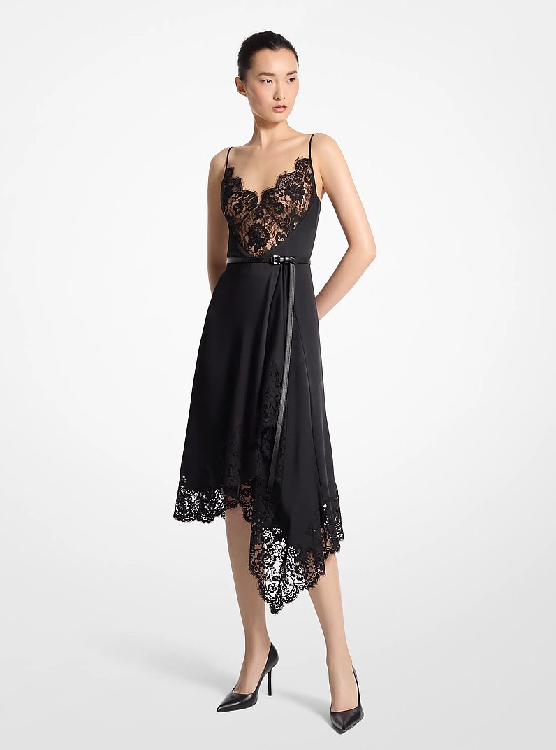 Robe &agrave; bretelles asym&eacute;trique en satin charmeuse &agrave; bordure en dentelle in NOIR | Michael Kors