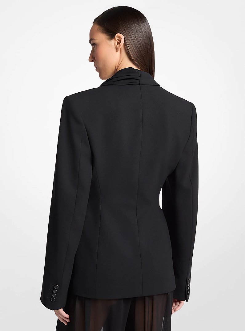 Veste ceintur&eacute; avec &eacute;charpe en cr&ecirc;pe de laine tiss&eacute;e