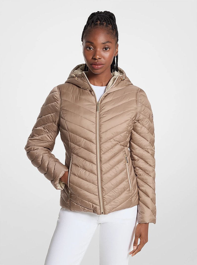 Chaqueta chevron de nailon acolchada y reversible con logotipo estampado in LOGOTIPO MARR&Oacute;N TOPO/HUESO | Michael Kors