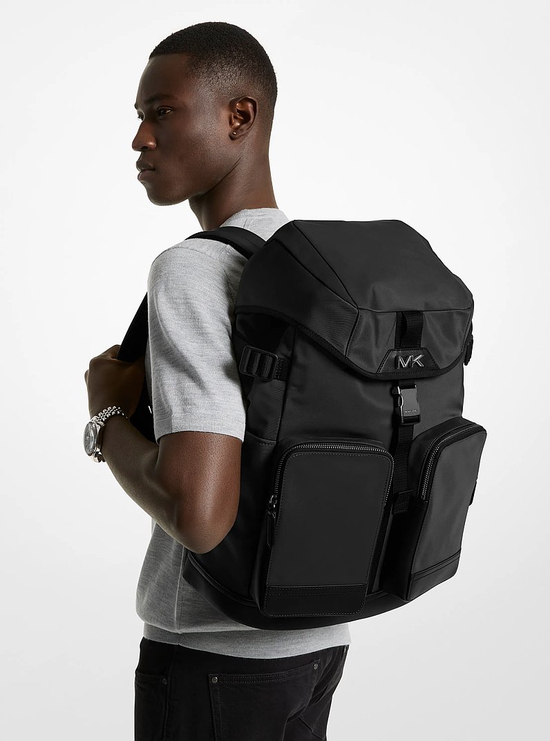 Zaino cargo Brooklyn in nylon riciclato in NERO | Michael Kors