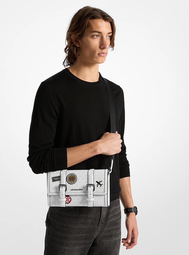 Sac &agrave; bandouli&egrave;re mallette Cooper &agrave; ornements et &agrave; logo Signature in BLANC &Eacute;CLATANT | Michael Kors