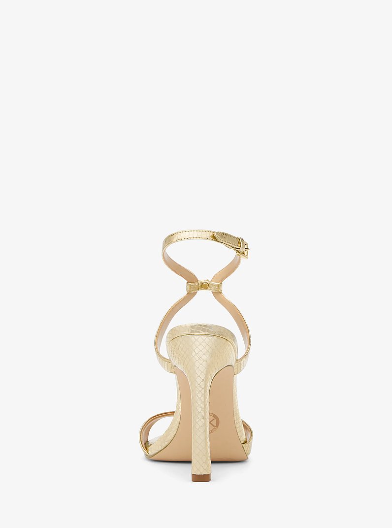 Sandale Amara en cuir m&eacute;tallis&eacute; gaufr&eacute; &agrave; motif de serpent in OR P&Acirc;LE | Michael Kors