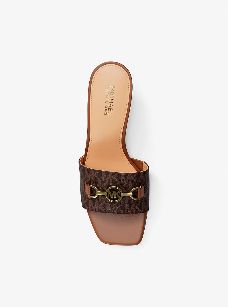 Sandale Natalie mit Signature-Logomuster und Kitten Heel in BRAUN | Michael Kors