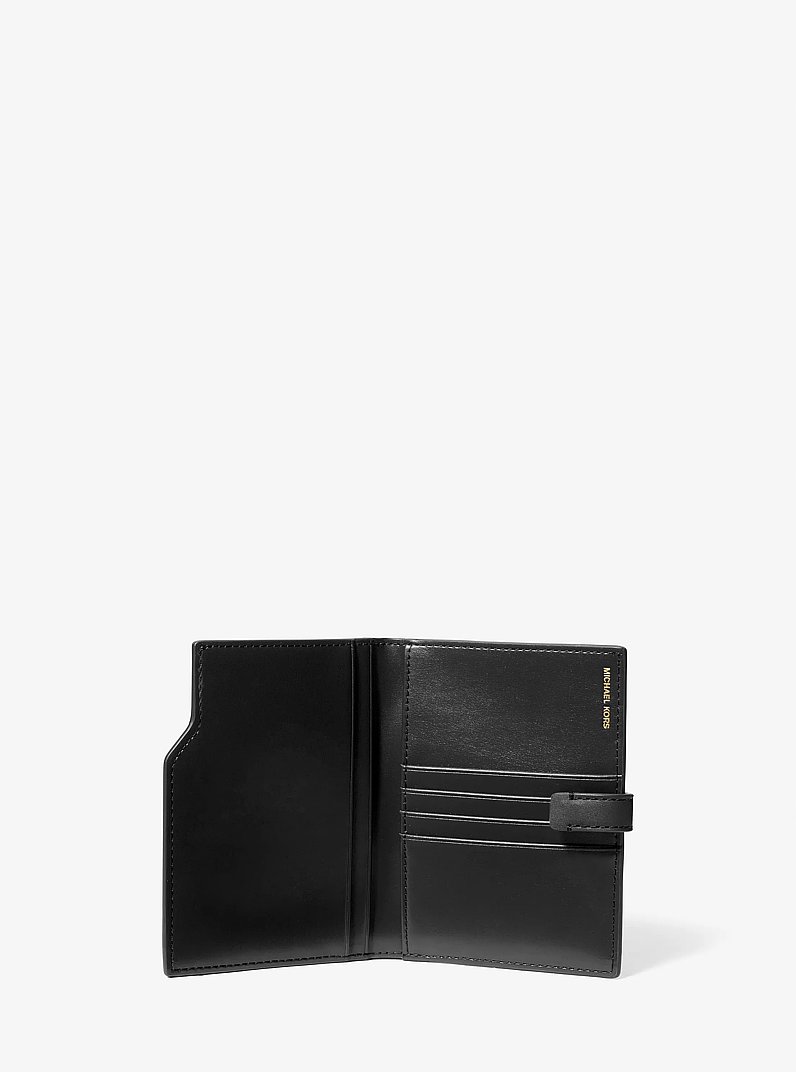 Billetera para pasaporte Jet Set de piel granulada in NEGRO | Michael Kors