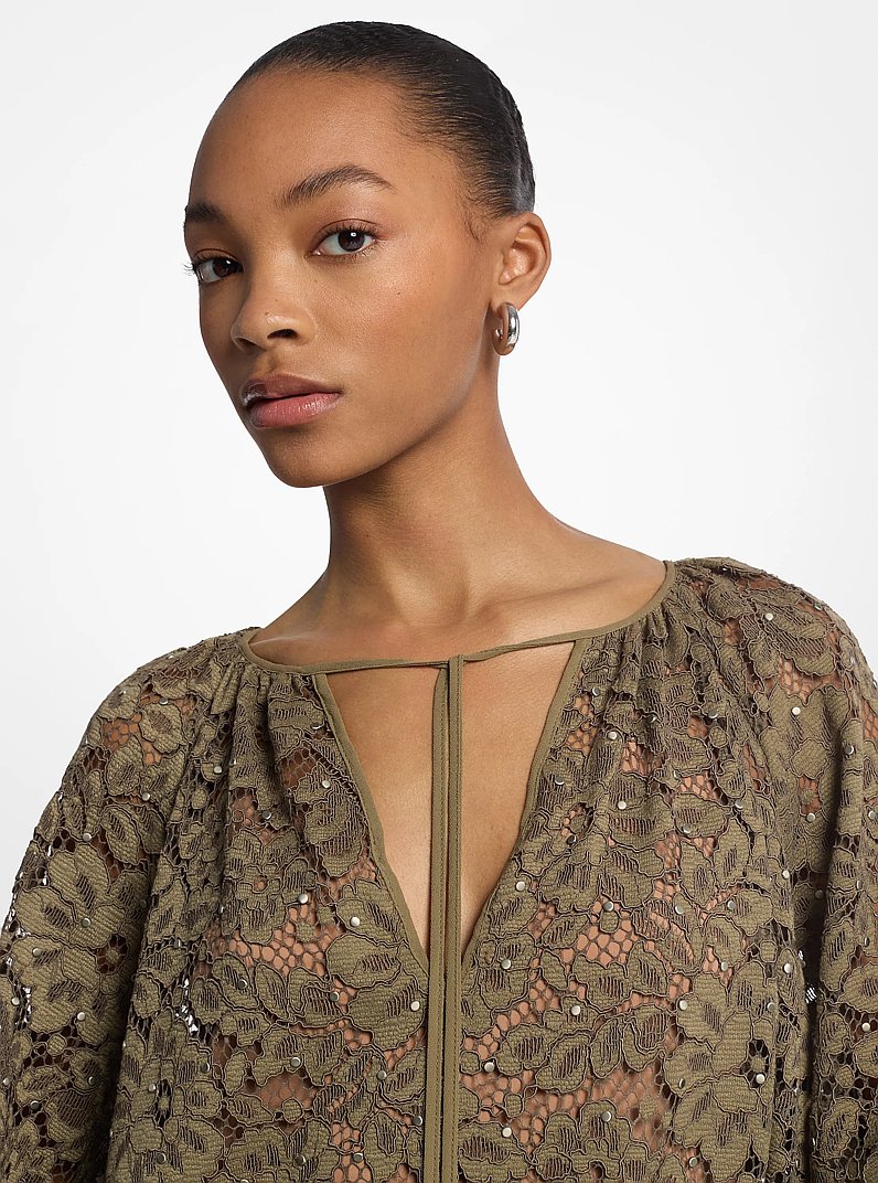 Vestido de encaje floral definido con cuello de pico y tachuelas