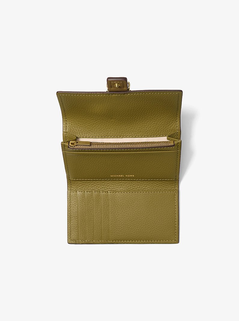 Portefeuille &agrave; trois volets Nolita en cuir grain&eacute; de taille moyenne in VERT SAFARI | Michael Kors