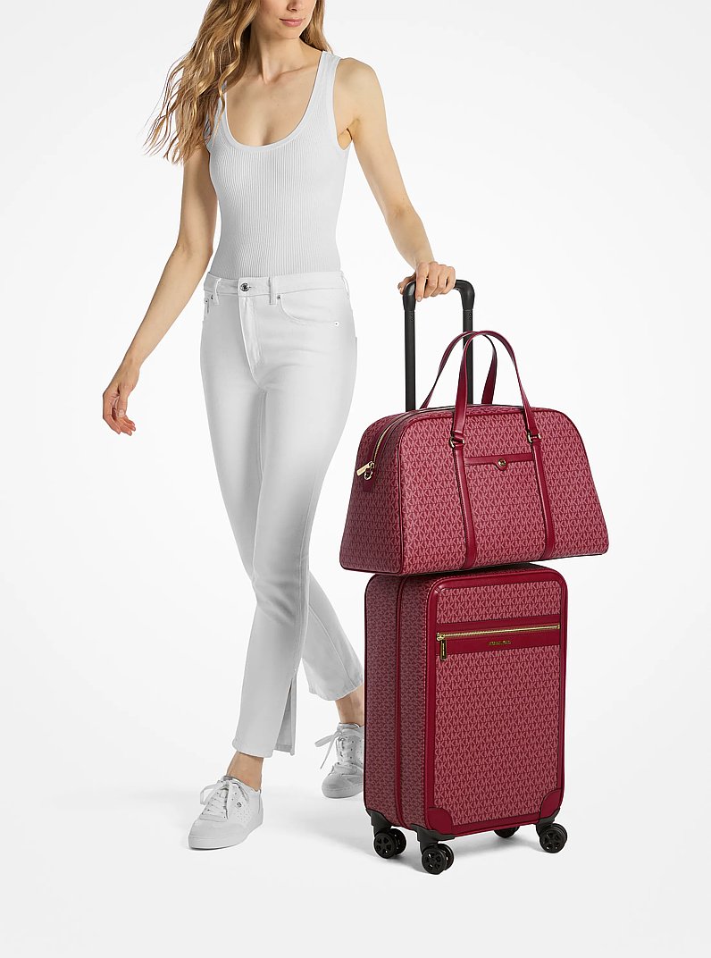 マニー　エプロン&ティーコゼー　コラージュ Jet Set Travel Extra-Large Signature Logo Weekender Bag in CHERRY