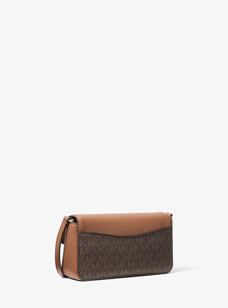 Bandolera Kacey extrapeque&ntilde;a con logotipo exclusivo y acabado liso in MARR&Oacute;N | Michael Kors