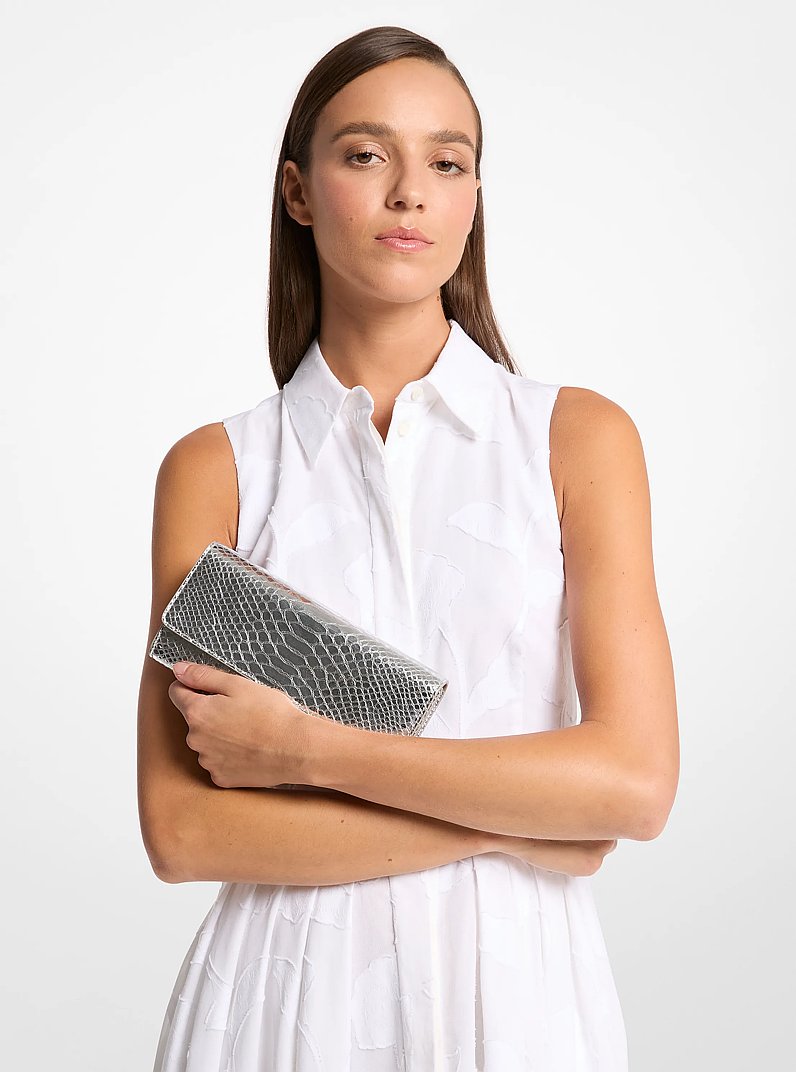 Bolso de mano Care de piel metalizada con relieve de serpiente in PLATEADO | Michael Kors
