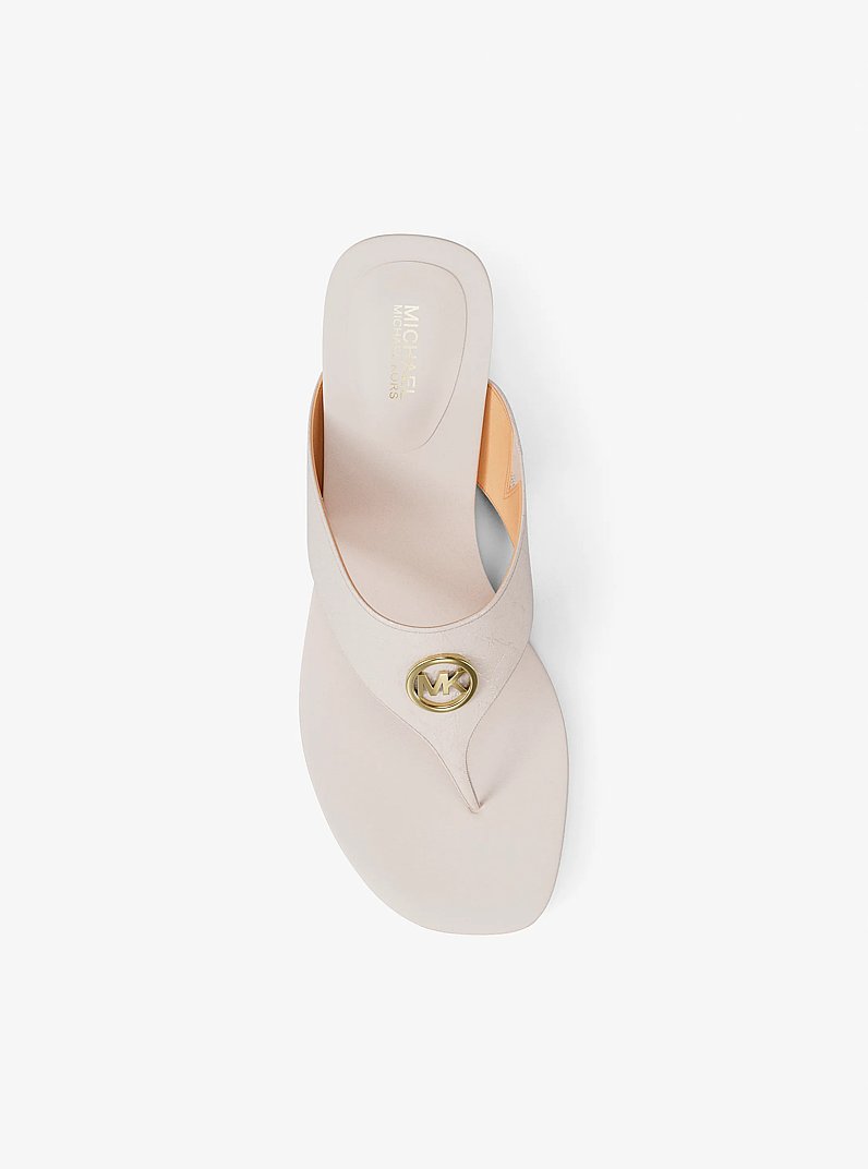 Sandale de plage Anneka vernie in CR&Egrave;ME L&Eacute;GER | Michael Kors