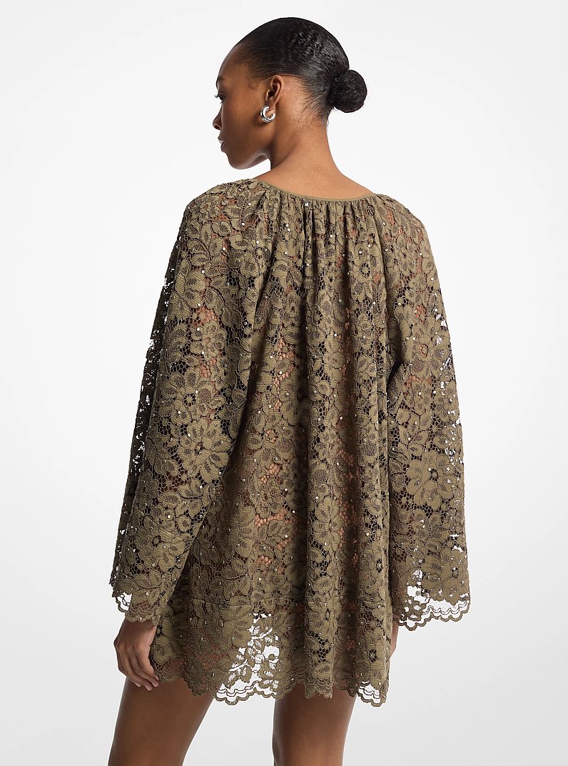Vestido de encaje floral definido con cuello de pico y tachuelas