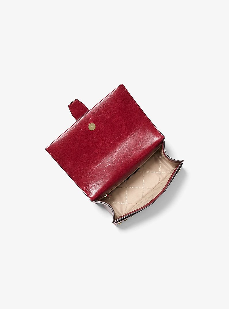 Petit sac &agrave; bandouli&egrave;re Greenwich &agrave; effet us&eacute; et &agrave; clous in CERISE | Michael Kors