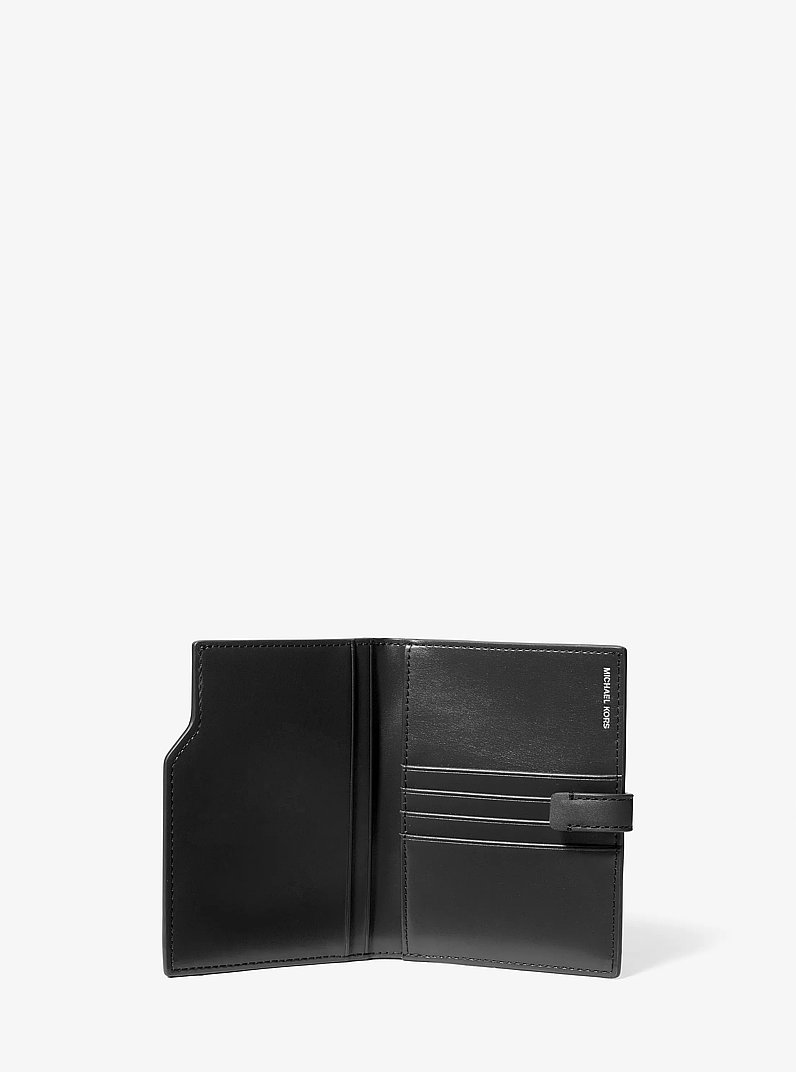 Portafoglio porta passaporto Jet Set con stampa logo metallizzata in NERO | Michael Kors
