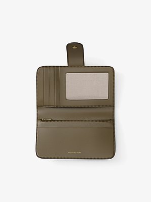 Billetera mediana de piel granulada con colgante MK Pop