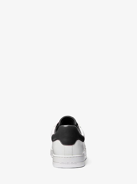 Zapatilla Jacob con agujetas con adornos de logotipo