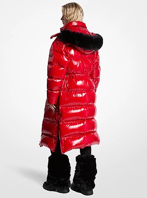 Manteau bouffant en nylon cir&eacute; &agrave; bordure en fausse fourrure