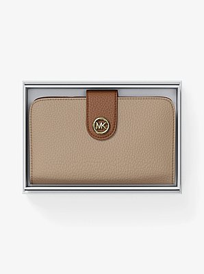 Mittelgro&szlig;e Brieftasche aus gekrispeltem Leder in Blockfarben mit MK&nbsp;Pop-Detail