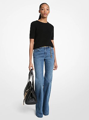 Jeans aus Stretch-Baumwolle mit Schlag und G&uuml;rtel