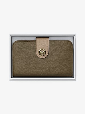 Cartera mediana de piel granulada con bloque de color y adorno MK curvo