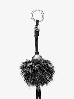Colgante para bolso con cuentas en tono plateado y pelo sint&eacute;tico