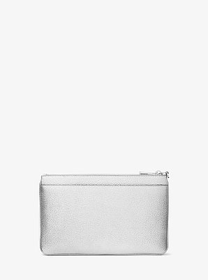 Bolso de mu&ntilde;eca grande de cuero granulado metalizado