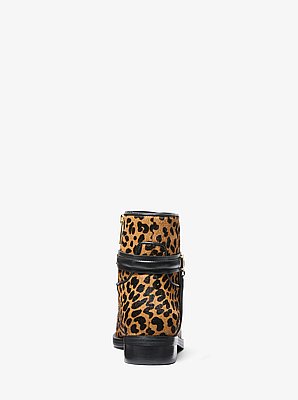 Bota Mindy de pelo de becerro con estampado de leopardo