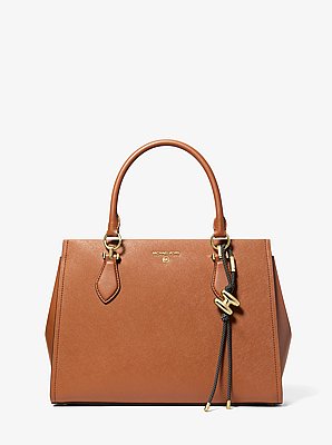 Colgante de inicial para bolso con cord&oacute;n en tono dorado y motas