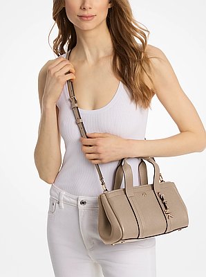 Bandolera Romee extrapeque&ntilde;a de piel granulada con logotipo