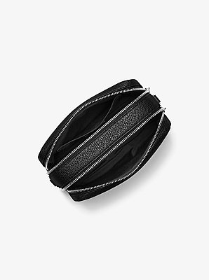Bandolera para c&aacute;mara Bryant mediana de piel granulada con tachuelas