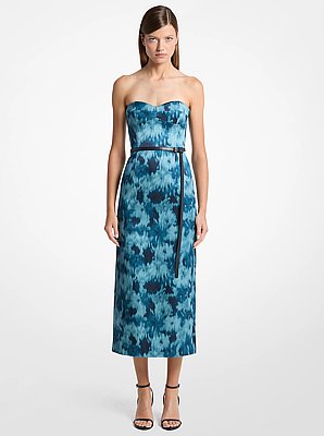 Vestido tubo strapless tipo cors&eacute; de sat&eacute;n duquesa con estampado floral chin&eacute;