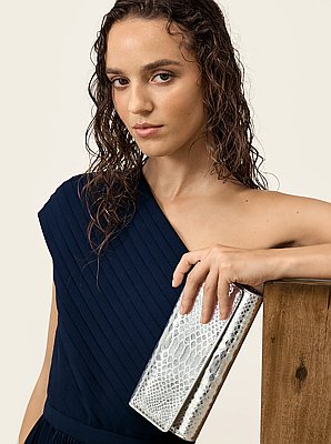 Bolso de mano Care de piel metalizada con relieve de serpiente