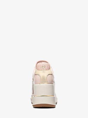 Sneaker Emmy van leer met kenmerkend logo en sleehak