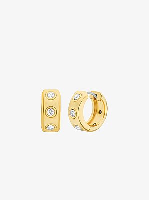 Aretes tipo huggie con logotipo y pav&eacute;