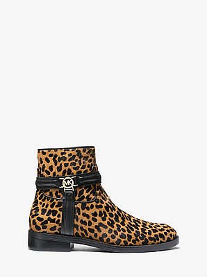 Bota Mindy de pelo de becerro con estampado de leopardo