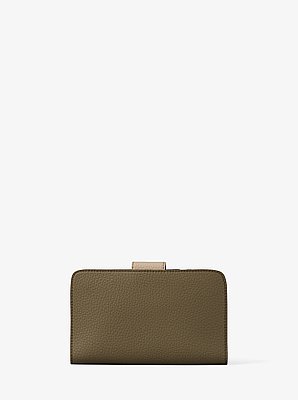 Cartera mediana de piel granulada con bloque de color y adorno MK curvo