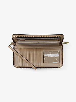 Grande pochette-bracelet Jet Set Travel en cuir grain&eacute; in POIL DE CHAMEAU | Michael Kors image number 1