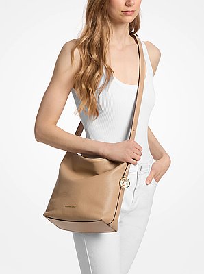 Bolso messenger Roey tipo bombonera mediano de piel granulada