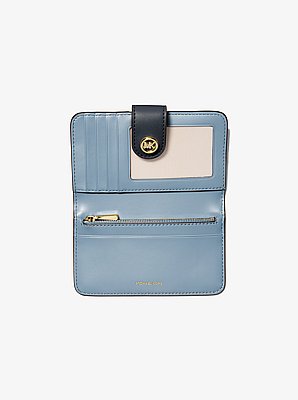 Portemonnee van getrommeld leer met logo, kleurvlakken en bol MK-bedeltje, middelgroot