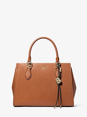 Colgante de inicial para bolso con cord&oacute;n en tono dorado y motas