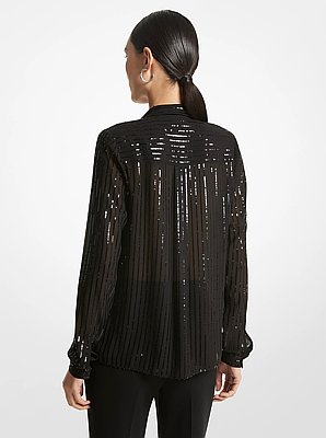 Blusa de georgette con cuello con lazada y raya diplom&aacute;tica con lentejuelas