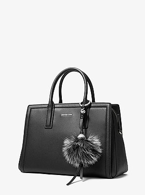 Colgante para bolso con cuentas en tono plateado y pelo sint&eacute;tico