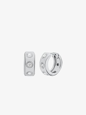 Aretes tipo huggie con logotipo y pav&eacute;