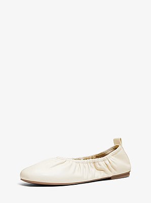Bailarina Bri de piel con detalle fruncido
