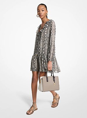 Minivestido con volados de georgette con estampado de serpiente