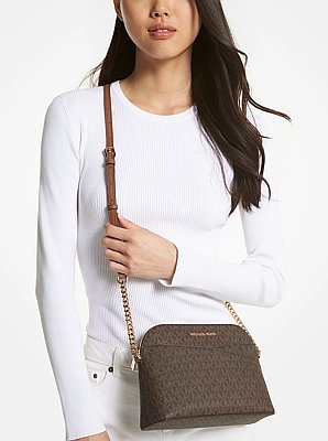 Bandolera Jet Set Travel mediana tipo c&uacute;pula con logotipo