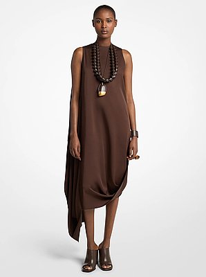 Vestido tipo vela en sat&eacute;n t&eacute;cnico drapeado