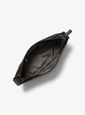 Bolso Cooper de piel granulada con forma de media luna