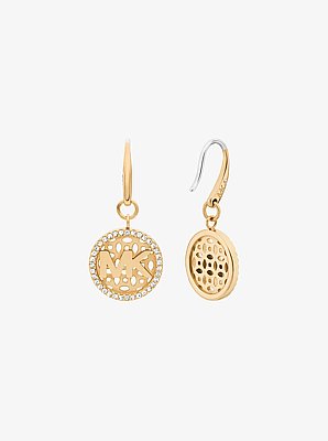 Aretes con dije de logotipo y pav&eacute;
