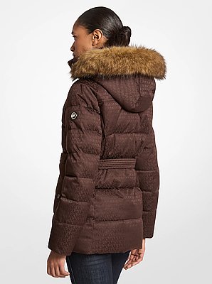 Chaqueta acolchada con cintur&oacute;n y ribete de piel sint&eacute;tica